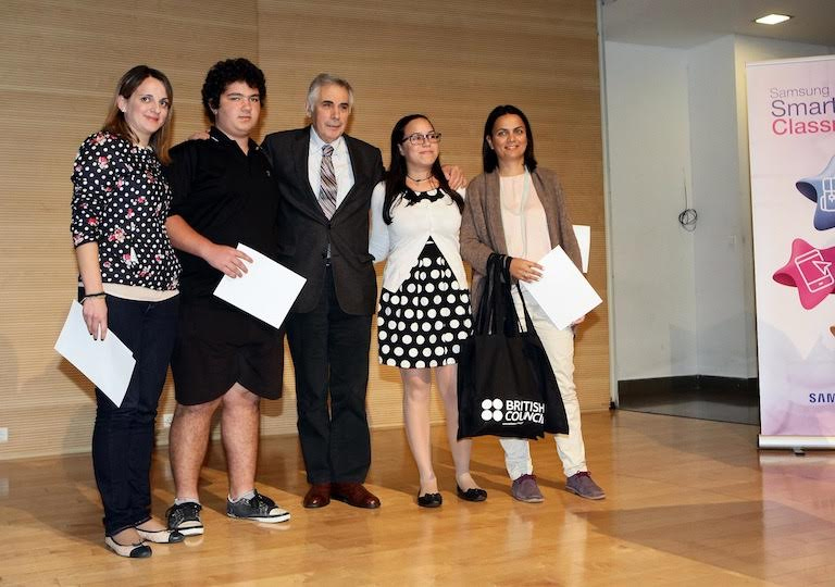 O Υφυπουργός Παιδείας, Έρευνας και Θρησκευμάτων, κ. Θεοδόσης Πελεγρίνης με τη νικητήρια ομάδα