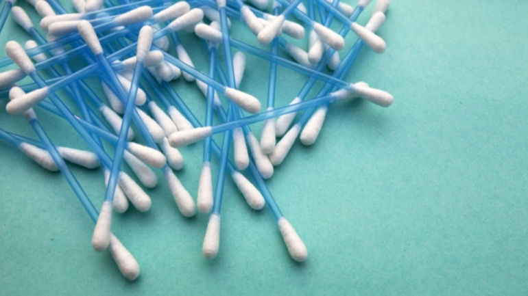 Γιατί δεν πρέπει να καθαρίζετε τα αυτιά σας με μπατονέτα