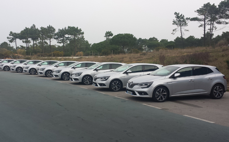 Τα Megane παραταγμένα στη σειρά περιμένουν τους δημοσιογράφους