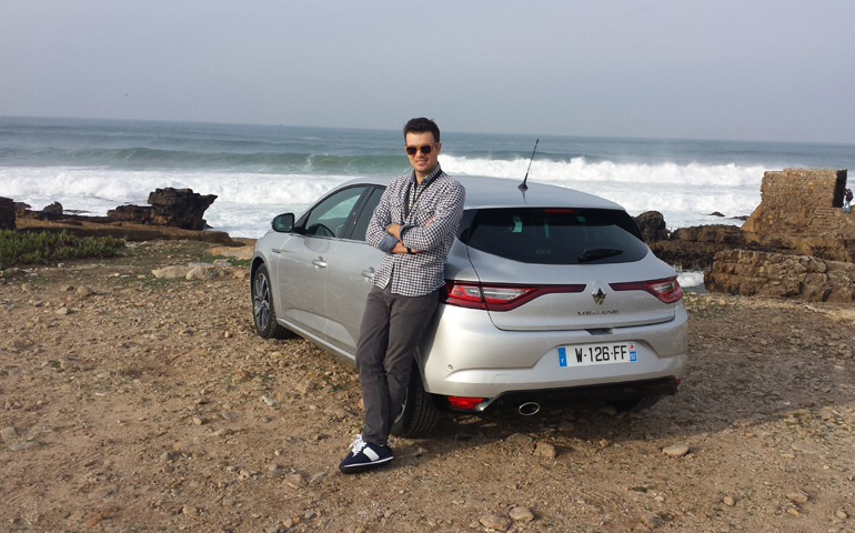 Απολαμβάνουμε το αυτοκίνητο και τη θέα στον ωκεανό
