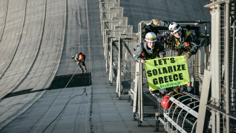Συνελήφθησαν 13 ακτιβιστές της Greenpeace που σκαρφάλωσαν σε πύργο της ΔΕΗ στην Κοζάνη Συνελήφθησαν 13 ακτιβιστές της Greenpeace που σκαρφάλωσαν σε πύργο της ΔΕΗ στην Κοζάνη