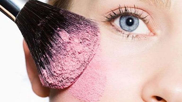 Ρουζ: H μαγεία του μακιγιάζ