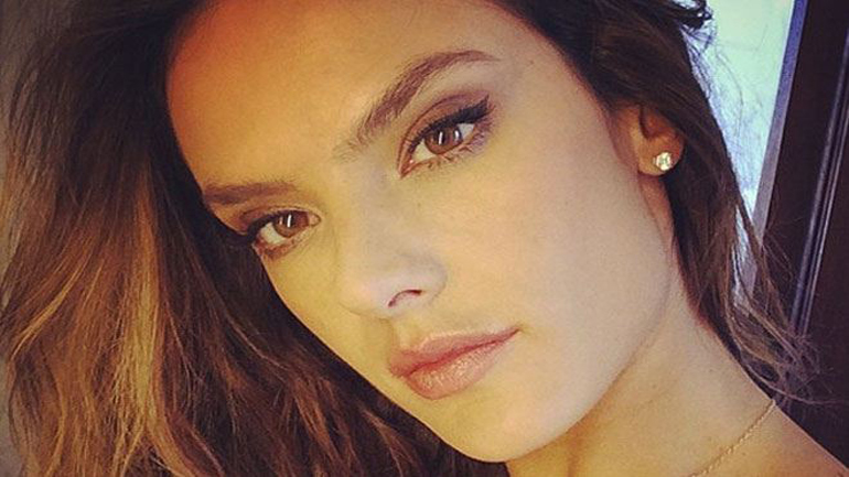 Η Alessandra Ambrosio αποκαλύπτει το μυστικό για τέλειες selfie!