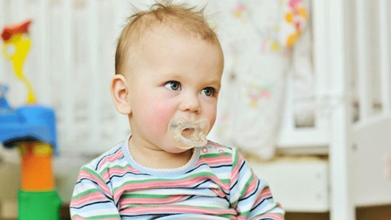 Πώς θα βοηθήσετε το παιδί να αποχωριστεί την πιπίλα