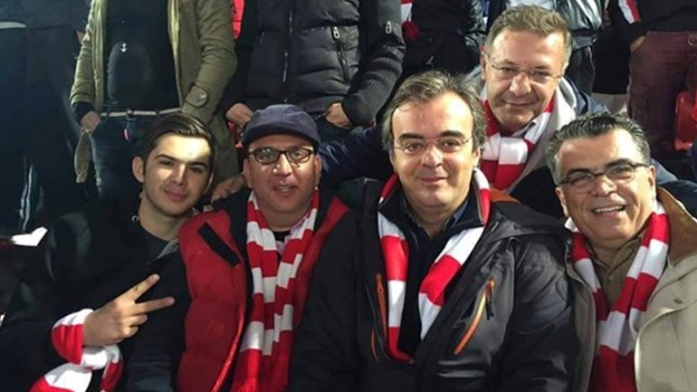 Ο Κούγιας διώχνει τον γιατρό της ομάδας για το… κασκόλ του Ολυμπιακού!