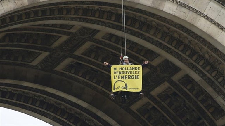 Συλλήψεις ακτιβιστών της Greenpeace στην Αψίδα του Θριάμβου