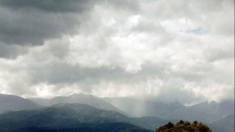 Νεφώσεις με τοπικές βροχές και πτώση της θερμοκρασίας