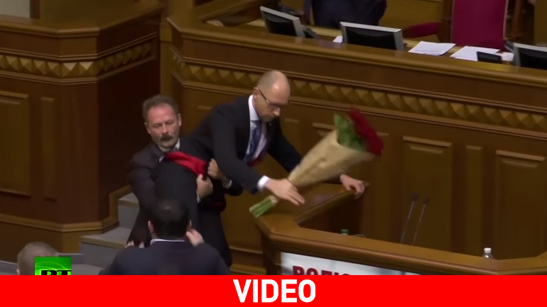 Βουλευτής πήρε «σηκωτό» τον πρωθυπουργό της Ουκρανίας από το βήμα της Βουλής Βουλευτής πήρε «σηκωτό» τον πρωθυπουργό της Ουκρανίας από το βήμα της Βουλής