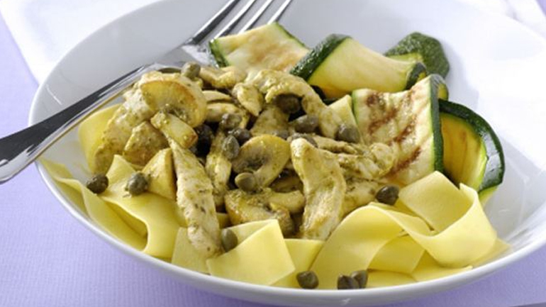 Κοτόπουλο pestο με μανιτάρια και παπαρδέλες