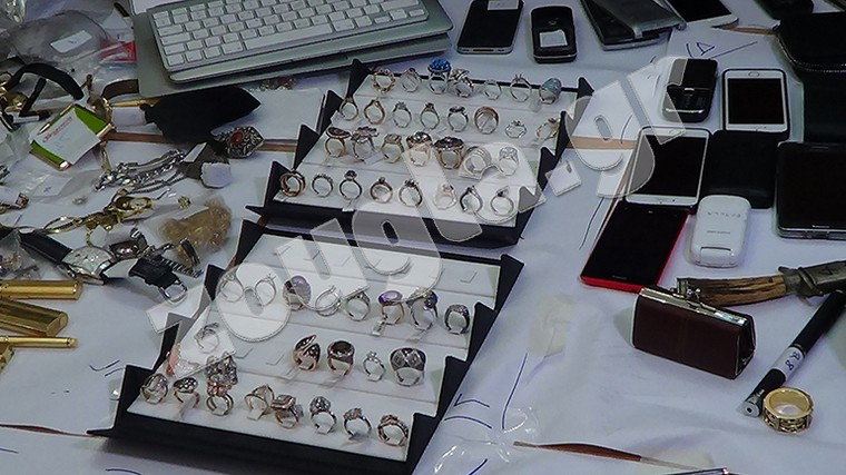 Εκατοντάδες δακτυλίδια περιμένουν τους κατόχους