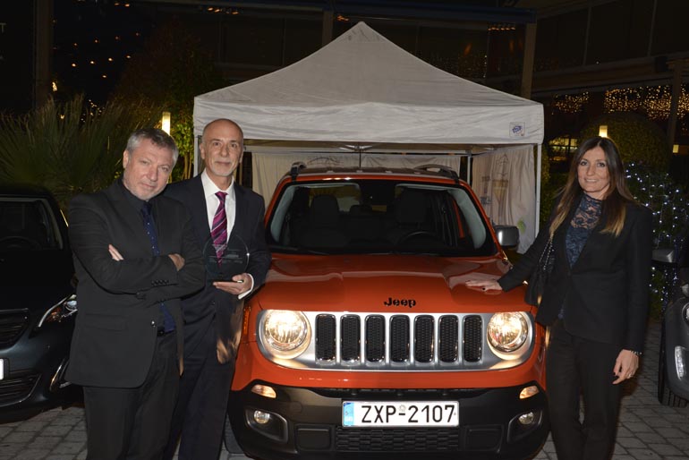Τα στελέχη της Lancia - Jeep Hellas με το μοντέλο που απέστασε τον τίτλο 'Αυτοκίνητο της Χρονιάς'... (από αριστερά: Συγγελίδης, Σουλουτζιδάκης και Βαλυράκη)