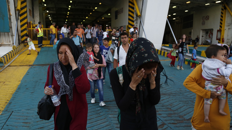 Περίπου 360 πρόσφυγες αποβιβάστηκαν σήμερα στον Πειραιά