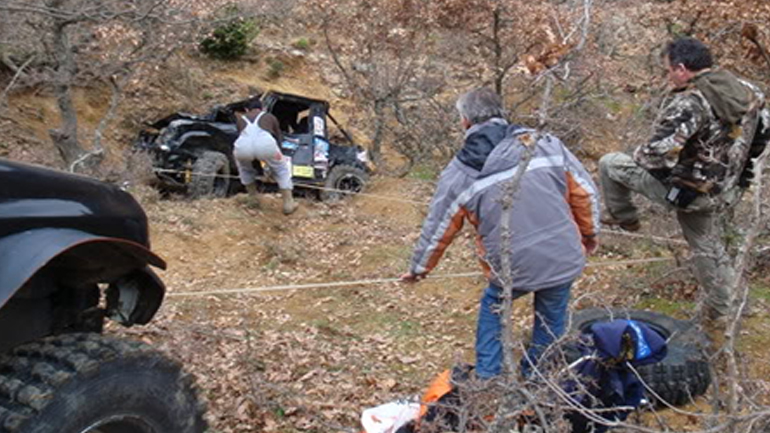 Τζιπ έπεσε σε γκρεμό της Δίρφυς Τζιπ έπεσε σε γκρεμό της Δίρφυς