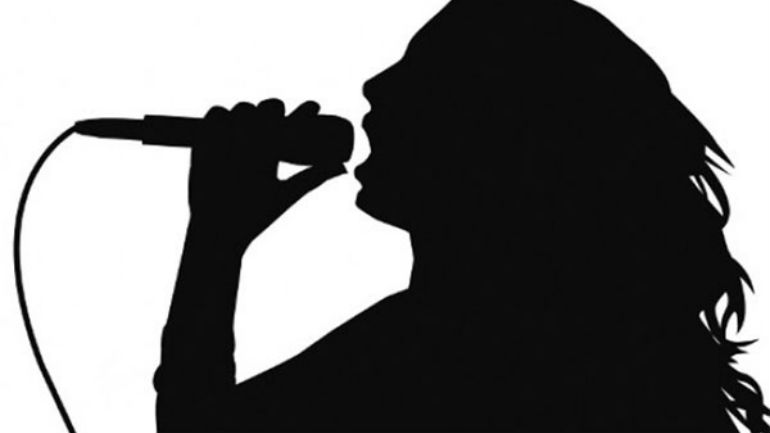 Λάρισα: Έκανε… σαματά για τα μάτια τραγουδίστριας