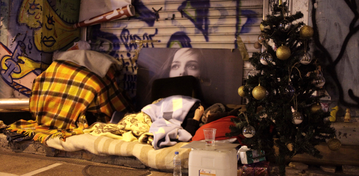 Ο άστεγος και το χριστουγεννιάτικο δέντρο