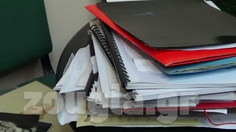 Ο Θ. Γιάνναρος μαζεύει τα πράγματά του από το ΕΛΠΙΣ