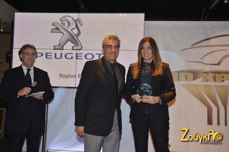 Ο Φώτης Ραίσης παραδίδει το βραβείο στην υπεύθυνη επικοινωνίας της Jeep Κορίνας Βαλυράκη...
