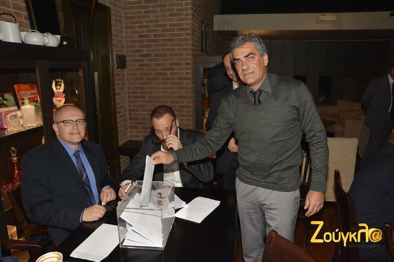 Ο Φώτης Ραίσης ρίχνει την ψήφο του υπό το βλέμμα του Διονύση Λιβέρη και του Παναγιώτη Ντάνου...