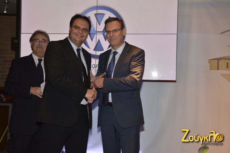 O Σωτήρης Βουτσελάς παραδίδει βραβείο στον Θανάση Αγγελή, Διευθυντή επικοινωνίας του ομίλου Kosmocar...