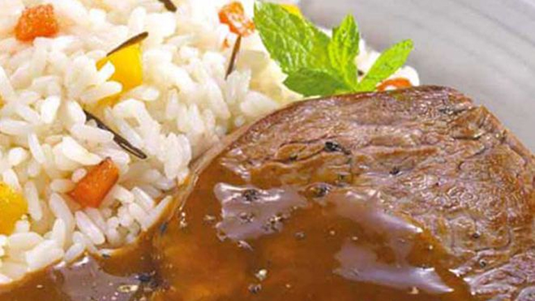 Ζουμερό φιλέτο με κρεμμύδια και κρασί