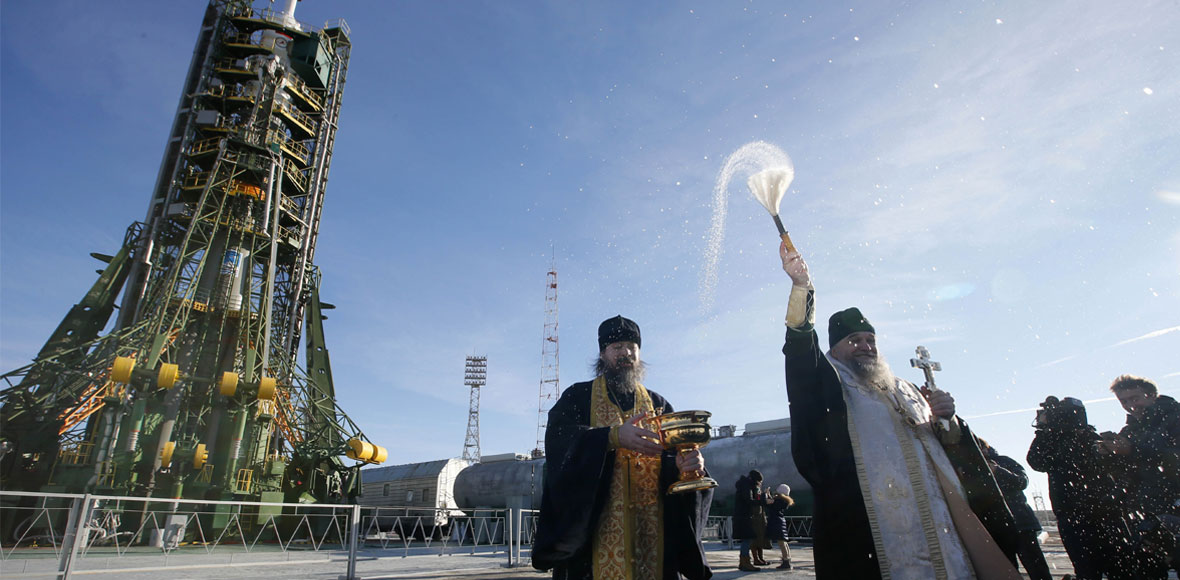 «Ραίνουν» διαστημόπλοιο για να πετάξει στο διάστημα
