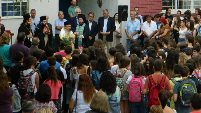 Nεολαία ΣΥΡΙΖΑ: Να καταργηθεί η προσευχή στα σχολεία