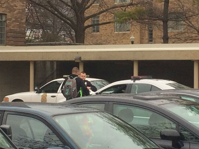 Ο νεαρός με το σακίδιο φέρεται να είναι το θύμα της ληστείας που προηγήθηκε