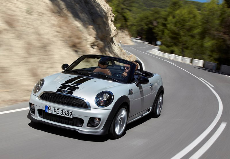 Στην κατηγορία των σπορ αυτοκινήτων στην πρώτη θέση των πωλήσεων βρίσκεται το Mini Cabrio με 16 ταξινομήσεις και ακολουθούν VW Scirocco και Opel Cascada με 14 και 12 αντίστοιχα.