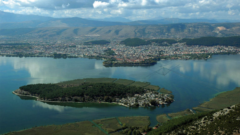 Ιωάννινα: Ελεύθεροι με περιοριστικούς όρους οι τρεις άνδρες που κατηγορούνται ότι έριξαν έγκυο στη λίμνη