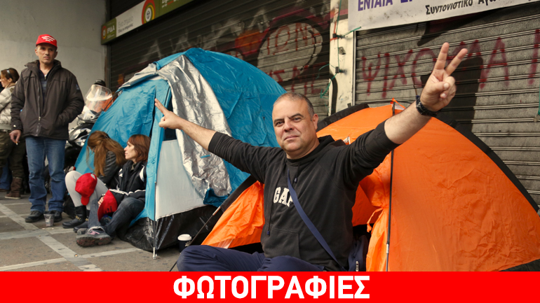 Σκηνές έστησαν συμβασιούχοι έξω από το υπουργείο Εργασίας