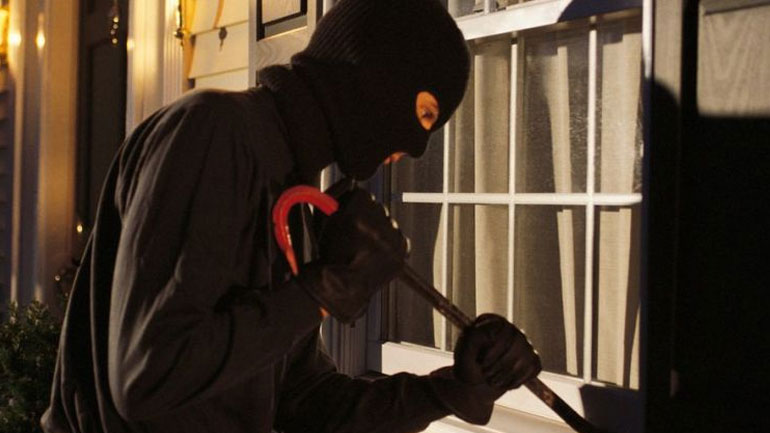 Ηλεία: «Άδειασαν» δύο σπίτια και ένα αυτοκίνητο