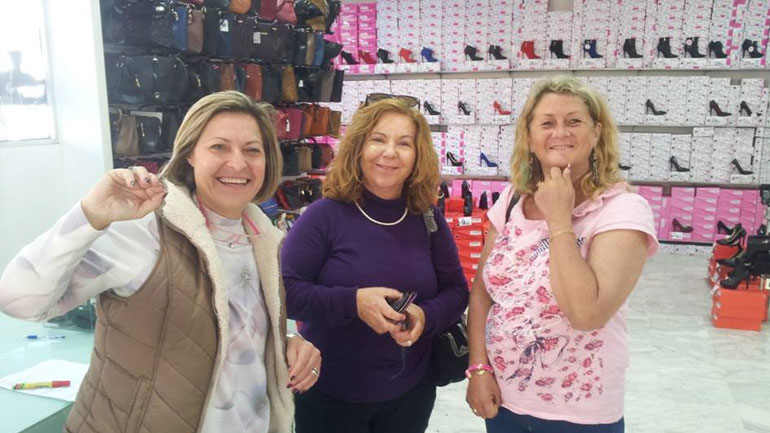 Χανιά: Νορβηγοί «Άγιοι Βασίληδες» κάνουν δώρο παπούτσια στα παιδιά