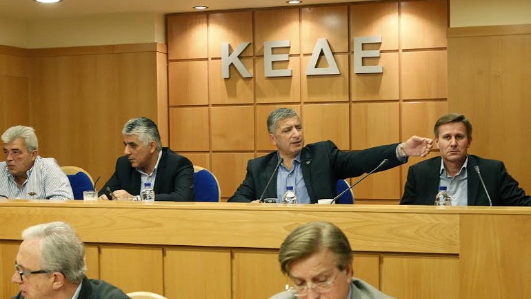 ΚΕΔΕ: Έντονη κριτική στην κυβέρνηση για το προσφυγικό