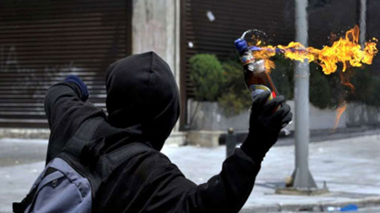 Πάτρα: Πέταξαν μολότοφ στην είσοδο του Τμήματος Μεταγωγών