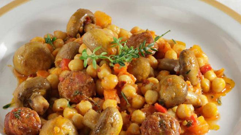 Ρεβίθια με μανιτάρια και λουκάνικα