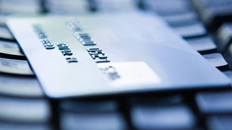 Αλεξιάδης: Συστάσεις προς τις τράπεζες για μείωση χρεώσεων στις ηλεκτρονικές συναλλαγές