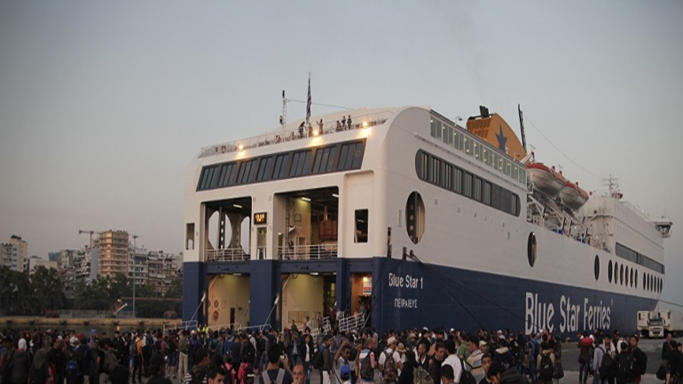 Περισσότεροι από 1.700 πρόσφυγες έφτασαν το πρωί στον Πειραιά