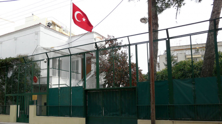 Θεσσαλονίκη: Πέταξαν 15 βόμβες μολότοφ στο τουρκικό προξενείο