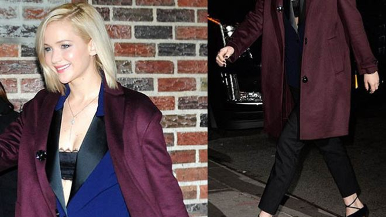 Jennifer Lawrence: Με ανδρόγυνο look και παλτό σε βουργουνδί χρώμα!