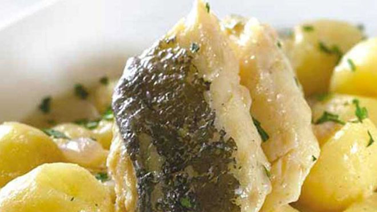 Μπακαλιάρος στον φούρνο με πατάτες λεμονάτες