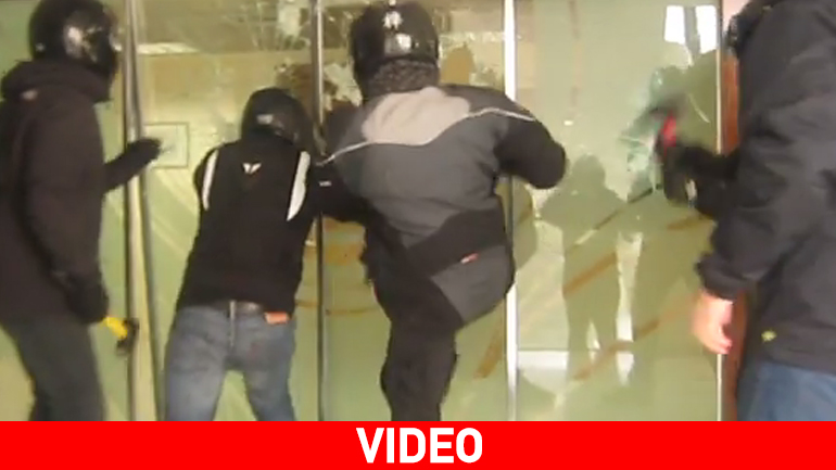 Ντοκουμέντο: Η εισβολή του «Ρουβίκωνα» στα γραφεία του Τειρεσία