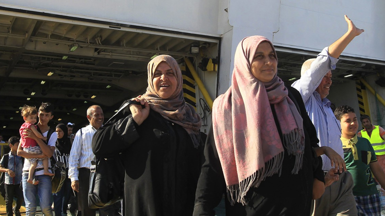 Στο λιμάνι του Πειραιά έφτασαν 327 πρόσφυγες