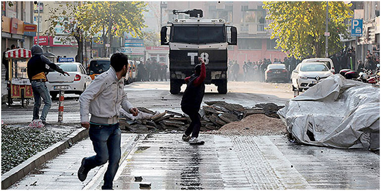 Κούρδοι διαδηλωτές στους δρόμους της πόλης Σουρ