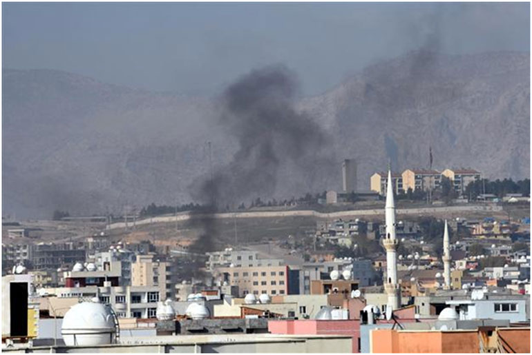 Καπνός ξεπηδά από συνοικία της πόλης Σιρνάκ, όπου μαίνονταν οδομαχίες