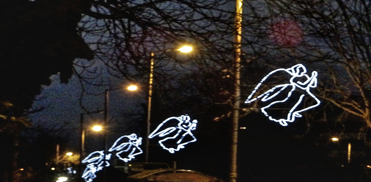 Η πόλη φοράει τα γιορτινά της