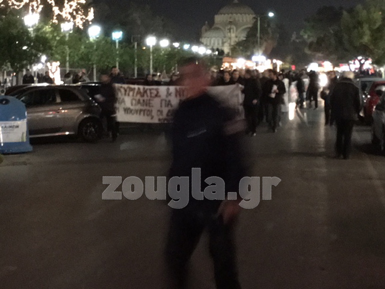 Οι διαδηλωτές πραγματοποιούν πορεία στους δρόμους της Γλυφάδας