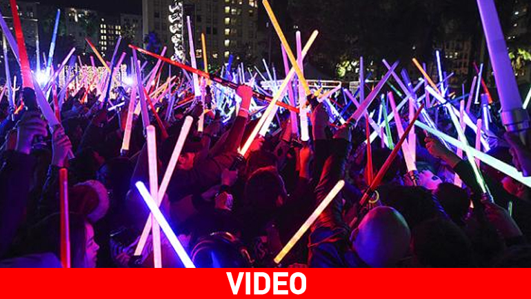 Χιλιάδες φωτόσπαθα στη μεγαλύτερη μάχη των φανατικών του Star Wars