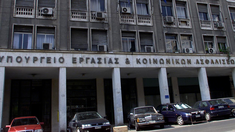 Απειλούσε να αυτοκτονήσει με πριόνι έξω από το υπ. Εργασίας