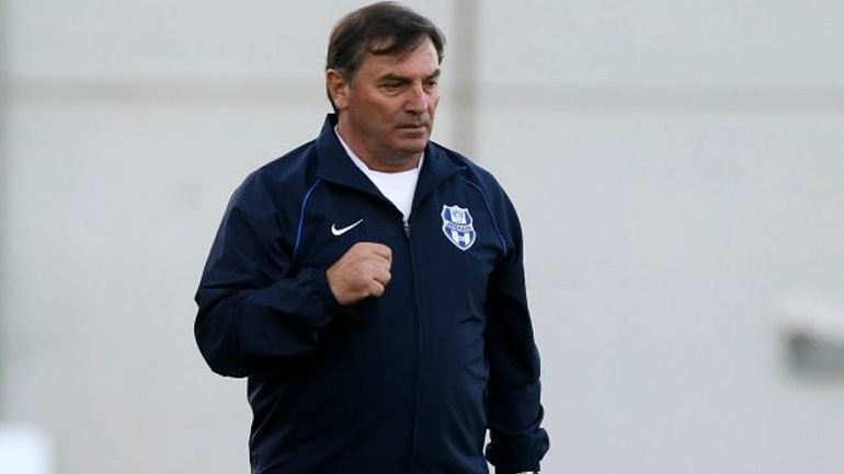 Δεν παραιτείται ο Τεννές