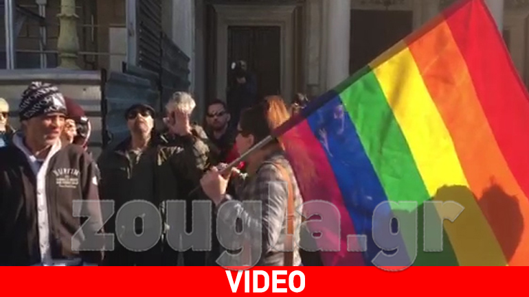 Aπίστευτοι διάλογοι έξω από τη Μητρόπολη